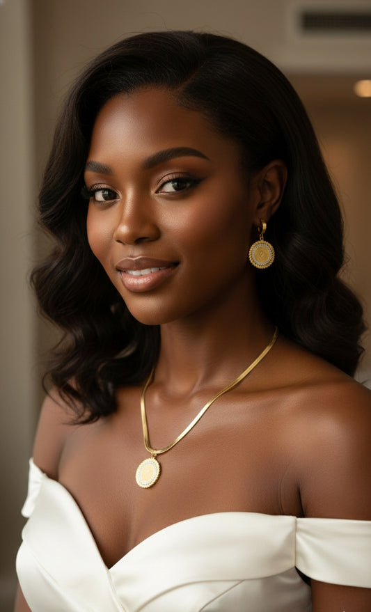 Collier & Boucles d’Oreilles Médaillon Doré – Élégance Intemporelle